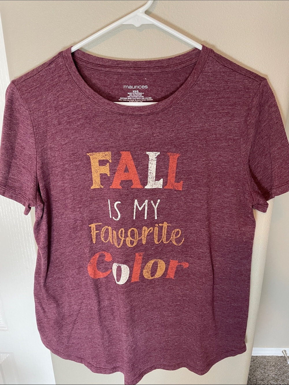Maurices Maroon Short Sleeve Tee with Fall Graphic